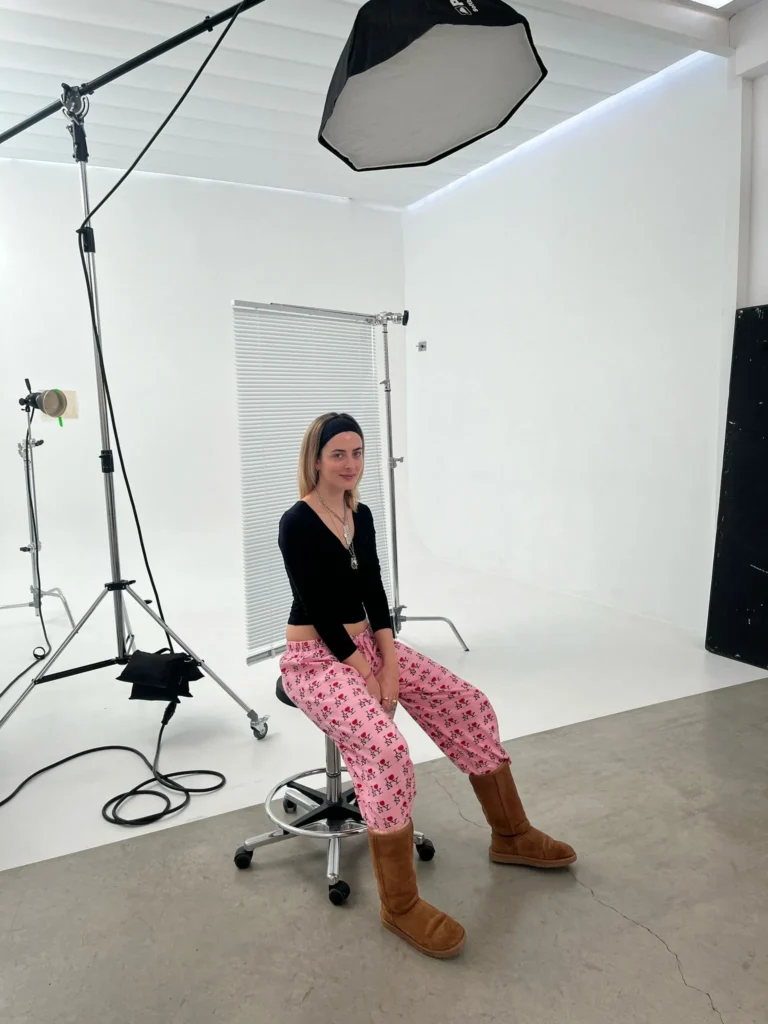 Dirección de Arte para Metal Magazine con Ana Rujas: diseño de escenario vanguardista en Madrid.